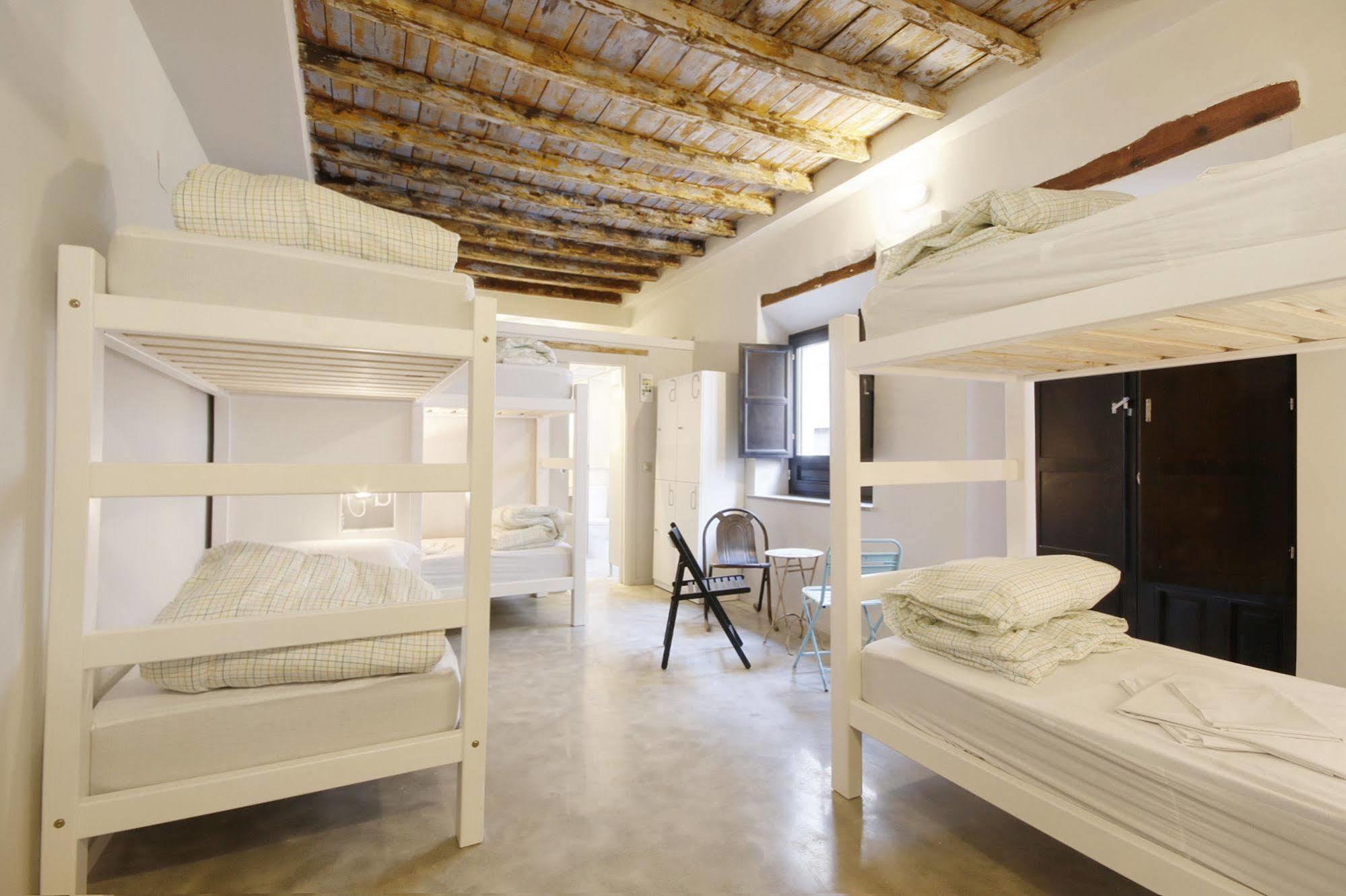 Cama en habitación compartida femenina de 6 camas